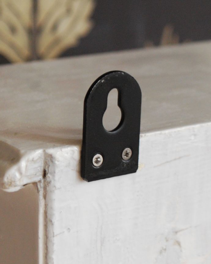 ウォールキャビネット　アンティーク家具　壁掛けできるアンティーク家具、ミラー付きのスモールキャビネット。壁に固定できるように留め金が付いています。(d-1217-f)