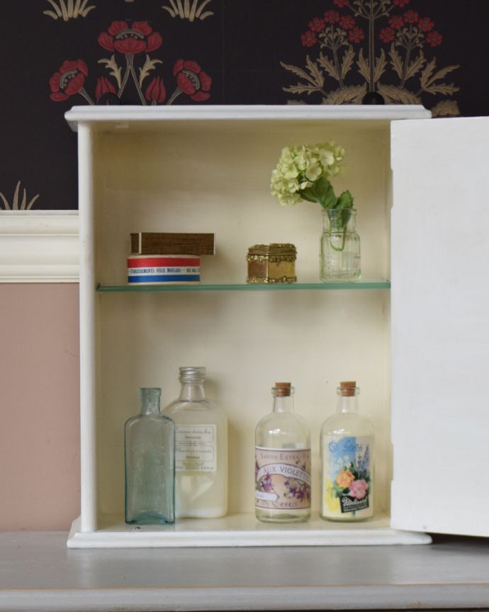 ウォールキャビネット　アンティーク家具　壁掛けできるアンティーク家具、ミラー付きのスモールキャビネット。玄関の鍵置きに。(d-1217-f)