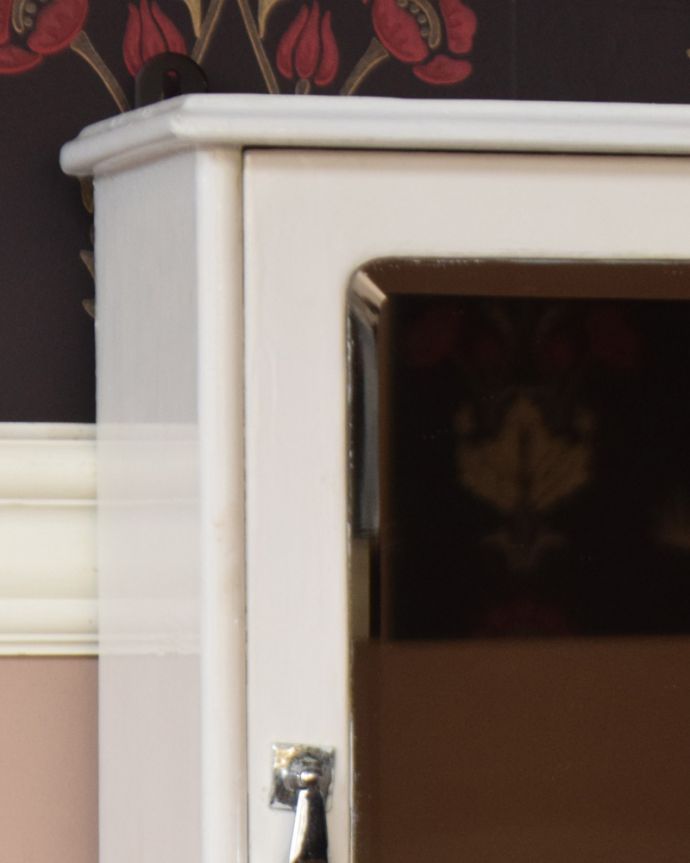 ウォールキャビネット　アンティーク家具　壁掛けできるアンティーク家具、ミラー付きのスモールキャビネット。お出かけ前のチェックもこのキャビネットがあればバッチリです。(d-1217-f)