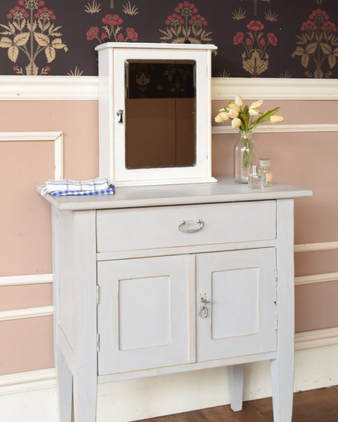 ウォールキャビネット　アンティーク家具　壁掛けできるアンティーク家具、ミラー付きのスモールキャビネット。キャビネットや、チェスト、サイドボードの上に置いて使う事もできます。(d-1217-f)