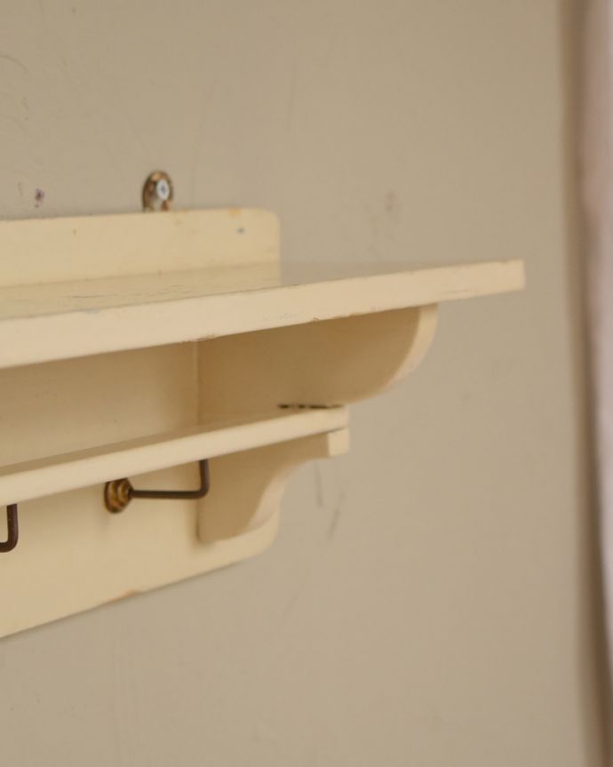 ウォールシェルフ・ウォールハンガー　アンティーク家具　壁に付けるだけで便利でお洒落なアンティークのウォールシェルフ（フック付き）。アンティークは新品ではないので、経年変化によるキズはありますが、専門の職人によって目立たないようにキレイにお直しをしています。(d-1219-f)