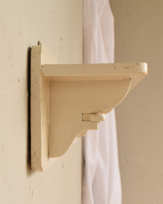 ウォールシェルフ・ウォールハンガー　アンティーク家具　壁に付けるだけで便利でお洒落なアンティークのウォールシェルフ（フック付き）。サイドから見てもキレイなカッティングです。(d-1219-f)