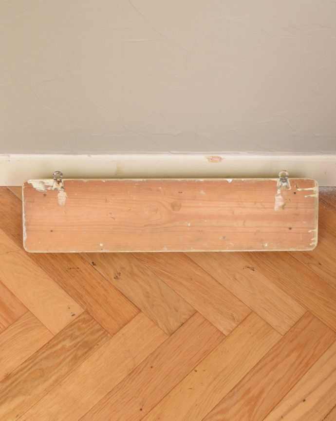 ウォールシェルフ・ウォールハンガー　アンティーク家具　壁に付けるだけで便利でお洒落なアンティークのウォールシェルフ（フック付き）。壁に取り付ける用の金具が付いています。(d-1219-f)