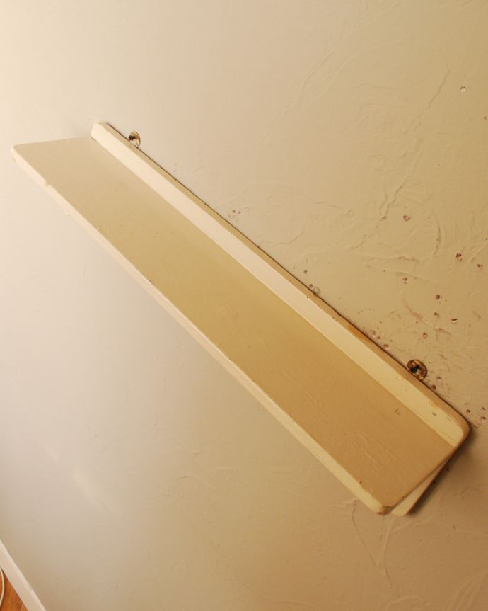 ウォールシェルフ・ウォールハンガー　アンティーク家具　壁に付けるだけで便利でお洒落なアンティークのウォールシェルフ（フック付き）。棚は広々しているので写真立てや絵を飾ってもステキ。(d-1219-f)