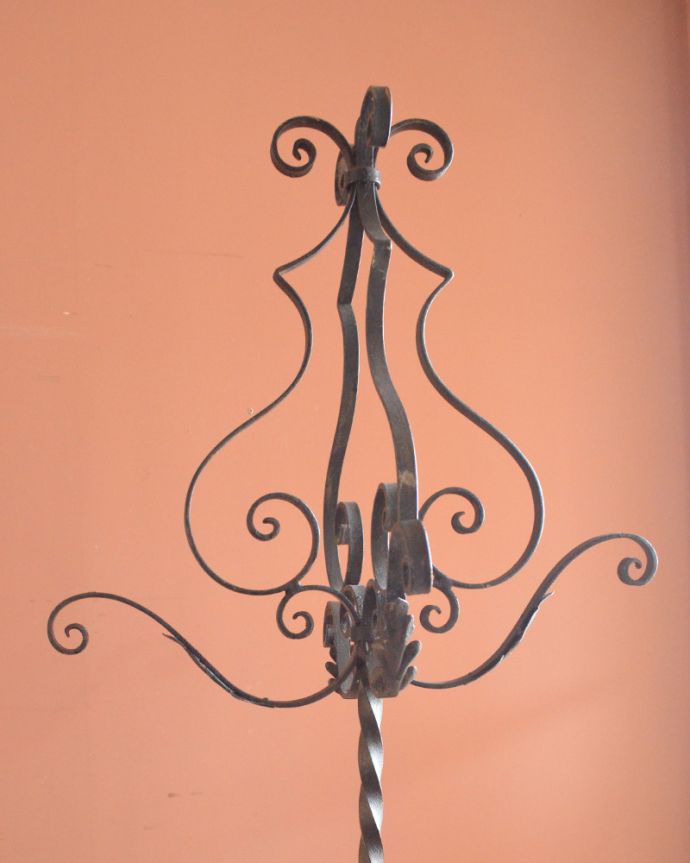 ガーデニング家具 アンティーク家具 アイアン製のアンティーク家具、海外らしいデザインのプラントスタンド。海外らしい優雅なデザイン。(d-1220-f)