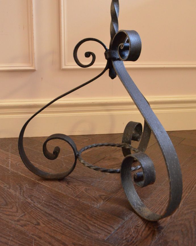 ガーデニング家具 アンティーク家具 アイアン製のアンティーク家具、海外らしいデザインのプラントスタンド。きちんと支えますのでご安心ください。(d-1220-f)