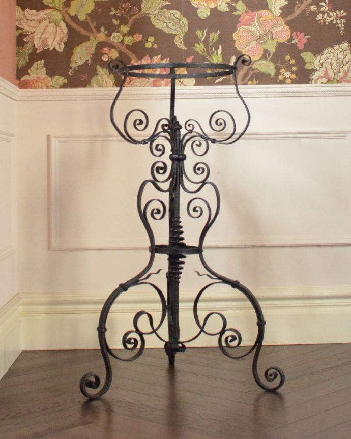 ガーデニング家具　アンティーク家具　ガーデンで使えるアンティーク家具、素敵なプラントホルダー。海外らしい優雅なデザイン。(d-1221-f)