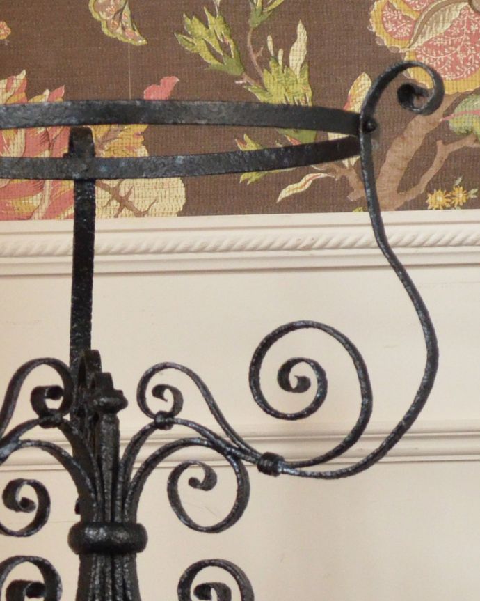 ガーデニング家具　アンティーク家具　ガーデンで使えるアンティーク家具、素敵なプラントホルダー。クルクルしたアイアンがお洒落です。(d-1221-f)