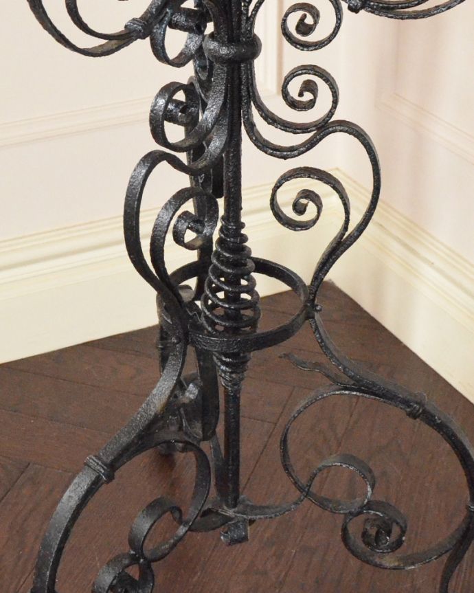 ガーデニング家具　アンティーク家具　ガーデンで使えるアンティーク家具、素敵なプラントホルダー。中央の支柱部分は、こんなにも丁寧に細工されています。(d-1221-f)