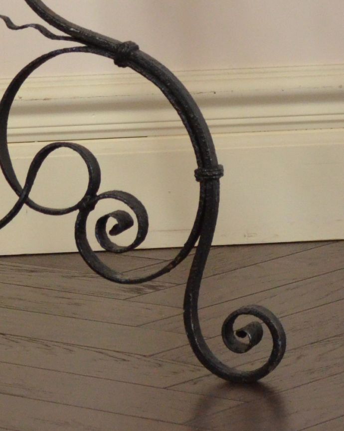 ガーデニング家具　アンティーク家具　ガーデンで使えるアンティーク家具、素敵なプラントホルダー。きちんと支えますのでご安心ください。(d-1221-f)