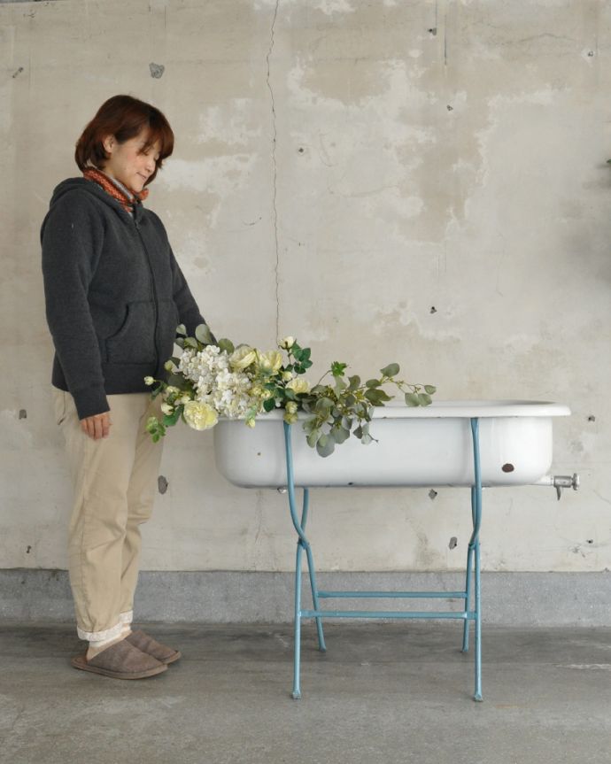 ガーデニング家具　アンティーク家具　パステルカラーのベビーバス（ライトブルー）、おしゃれなアンティーク家具。庭を飾るエクステリアに使ってみたり、室内でバスだけをディスプレイとして使っても良いですね。(d-1222-f)