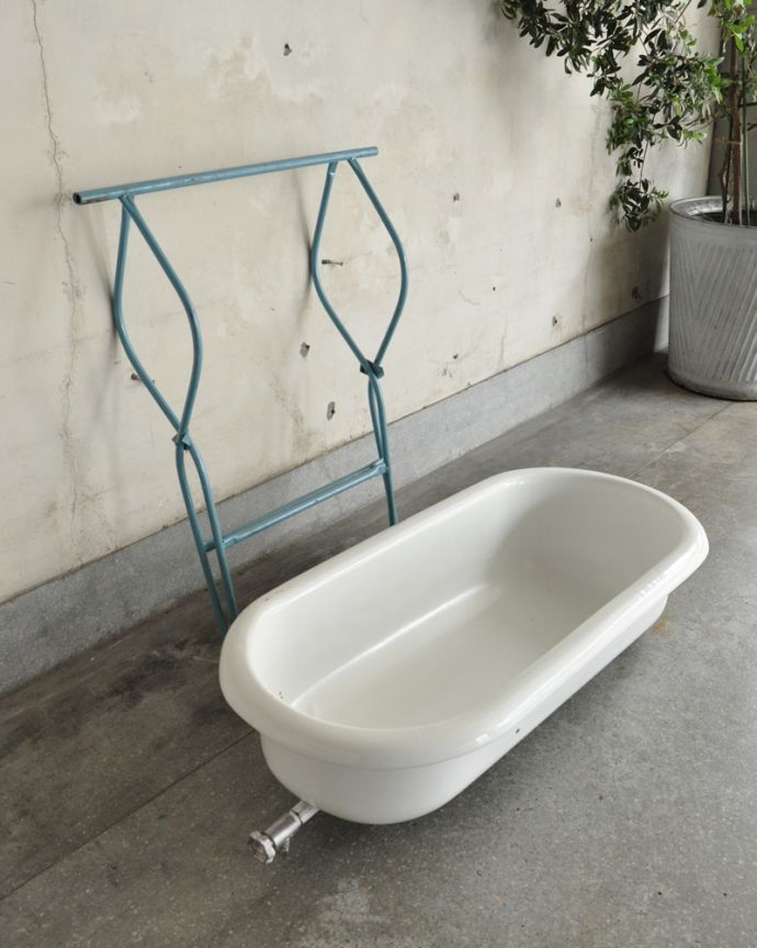 ガーデニング家具　アンティーク家具　パステルカラーのベビーバス（ライトブルー）、おしゃれなアンティーク家具。このようにばらすこともできます。(d-1222-f)