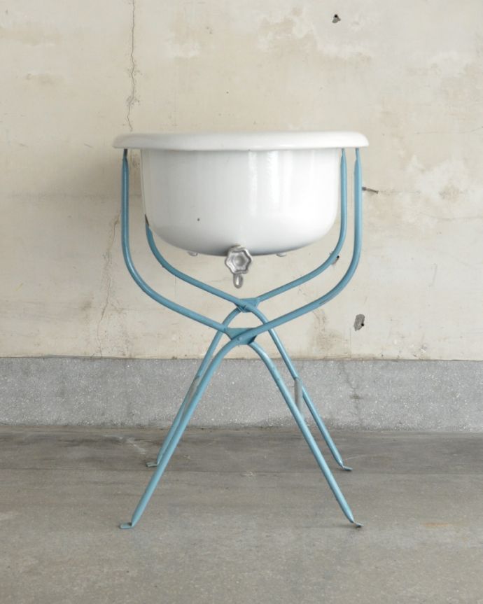ガーデニング家具　アンティーク家具　パステルカラーのベビーバス（ライトブルー）、おしゃれなアンティーク家具。横から見るとこんな感じです。(d-1222-f)