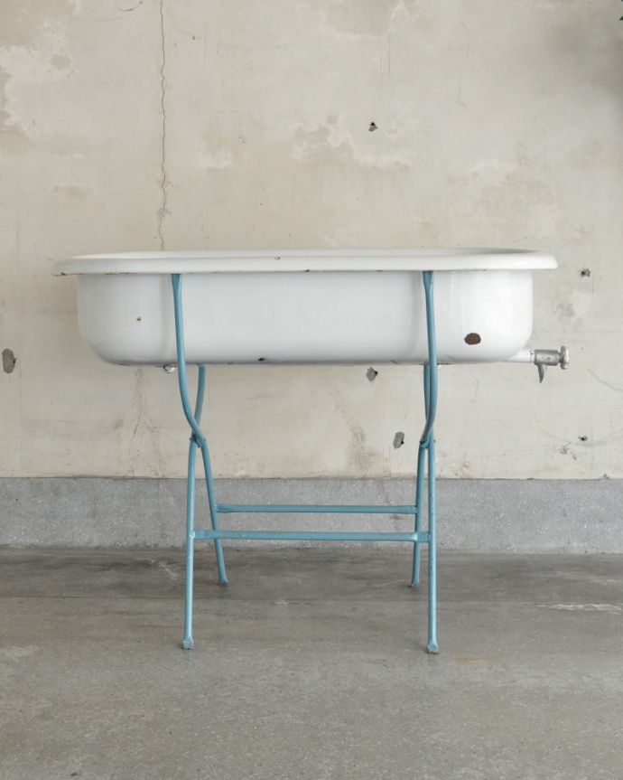 ガーデニング家具　アンティーク家具　パステルカラーのベビーバス（ライトブルー）、おしゃれなアンティーク家具。アンティークは新品ではないので、もちろん経年変化によるキズはありますが、専門の職人が目立たないようキレイにお直しをしているので、後姿までキレイです。(d-1222-f)