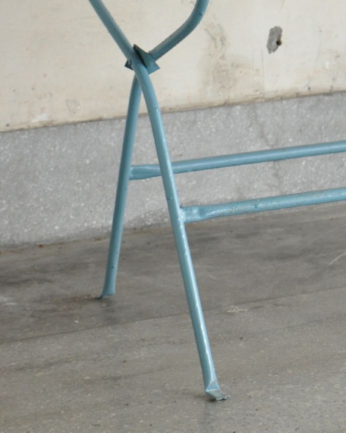 ガーデニング家具　アンティーク家具　パステルカラーのベビーバス（ライトブルー）、おしゃれなアンティーク家具。スラッとした脚で、しっかり支えるのでご安心ください。(d-1222-f)