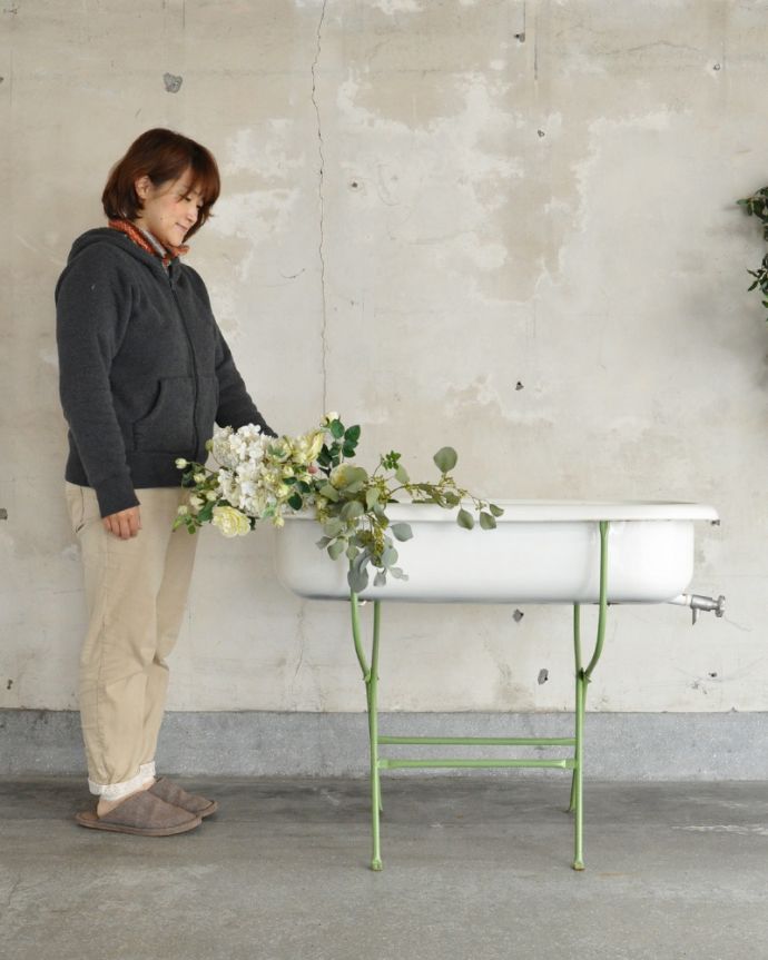 ガーデニング家具 アンティーク家具 海外輸入のアンティーク家具、可愛いベビーバス(ライトグリーン)。庭を飾るエクステリアに使ってみたり、室内でバスだけをディスプレイとして使っても良いですね。(d-1223-f)