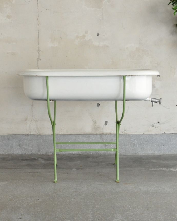 ガーデニング家具 アンティーク家具 海外輸入のアンティーク家具、可愛いベビーバス(ライトグリーン)。アンティークは新品ではないので、もちろん経年変化によるキズはありますが、専門の職人が目立たないようキレイにお直しをしているので、後姿までキレイです。(d-1223-f)
