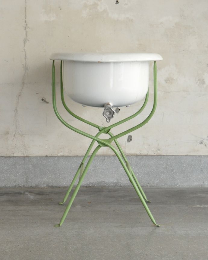 ガーデニング家具 アンティーク家具 海外輸入のアンティーク家具、可愛いベビーバス(ライトグリーン)。横から見るとこんな感じです。(d-1223-f)