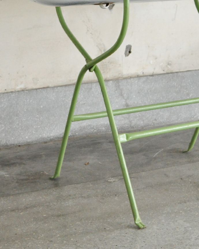 ガーデニング家具 アンティーク家具 海外輸入のアンティーク家具、可愛いベビーバス(ライトグリーン)。スラッとした脚で、しっかり支えるのでご安心ください。(d-1223-f)