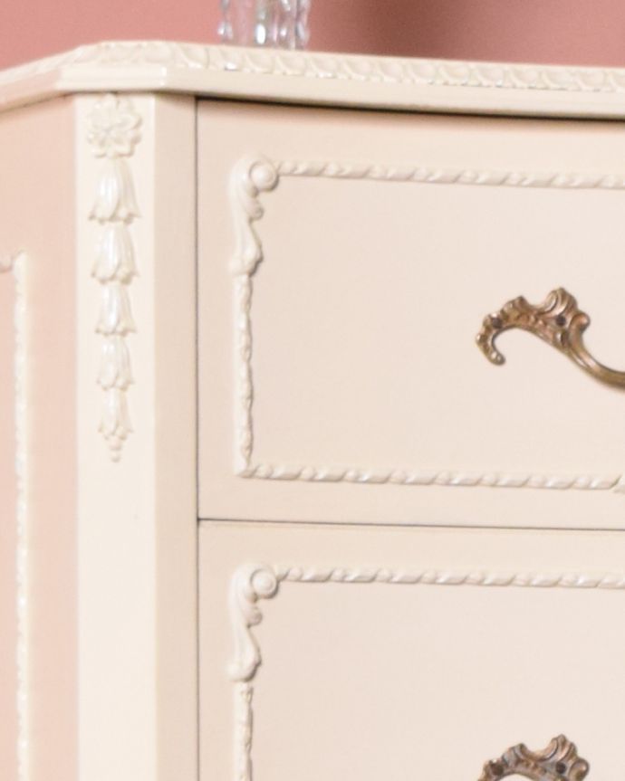 アンティークのチェスト アンティーク家具 華やかなチェストオブドローワー、ペイント仕上げのアンティーク家具。角にも装飾がたっぷり!天板の縁にも可愛い飾りがあります。(d-1224-f)