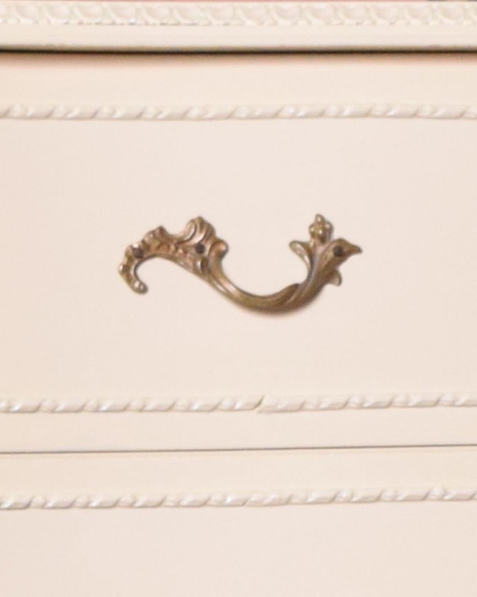 アンティークのチェスト アンティーク家具 華やかなチェストオブドローワー、ペイント仕上げのアンティーク家具。引き出しの取っ手は蔦のような凝ったデザイン。(d-1224-f)