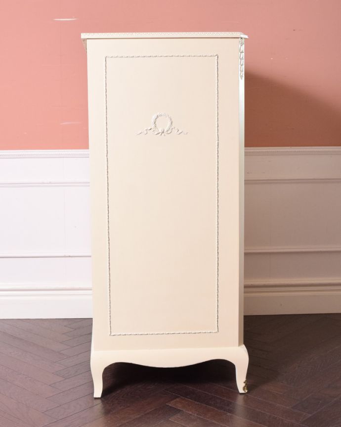 アンティークのチェスト アンティーク家具 華やかなチェストオブドローワー、ペイント仕上げのアンティーク家具。サイドにも可愛い飾り。(d-1224-f)