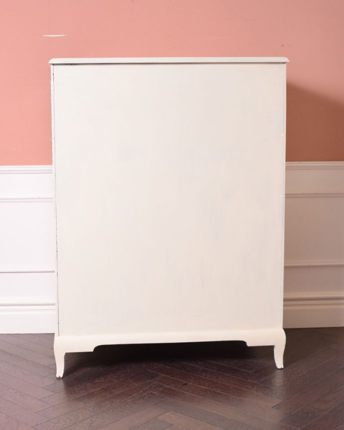 アンティークのチェスト アンティーク家具 華やかなチェストオブドローワー、ペイント仕上げのアンティーク家具。アンティークは新品ではないので、もちろん経年変化によるキズはありますが、専門の職人が目立たないようキレイにお直しをしているので、後姿までキレイです。(d-1224-f)