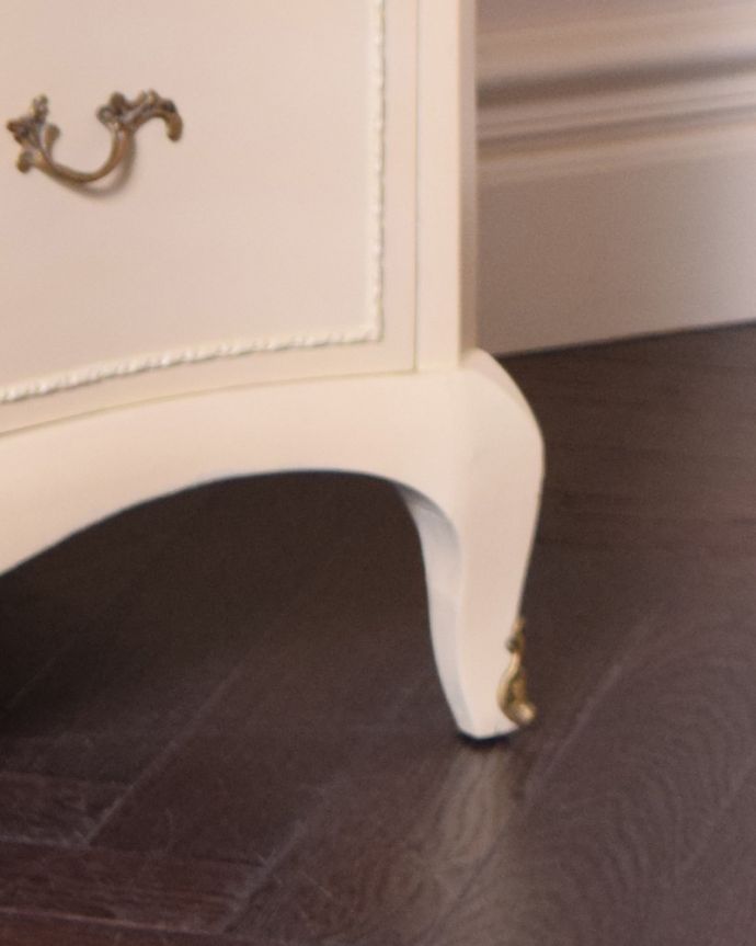 アンティークのチェスト アンティーク家具 華やかなチェストオブドローワー、ペイント仕上げのアンティーク家具。美しい飾りが入っている脚です。(d-1224-f)