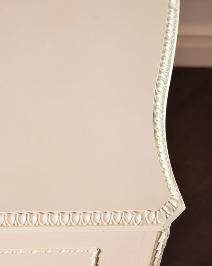 アンティークのチェスト アンティーク家具 華やかなチェストオブドローワー、ペイント仕上げのアンティーク家具。隅々まで細やかな彫が施されています。(d-1224-f)