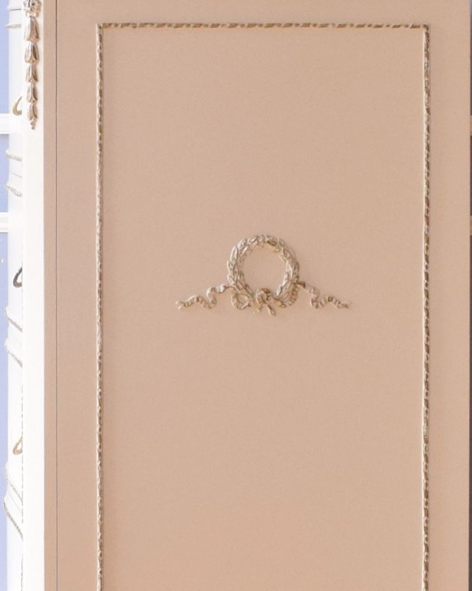 アンティークのチェスト　アンティーク家具　フレンチスタイルの５段チェスト、ヨーロッパのアンティーク家具。リボンの可愛い装飾がアクセントになっています。(d-1225-f)