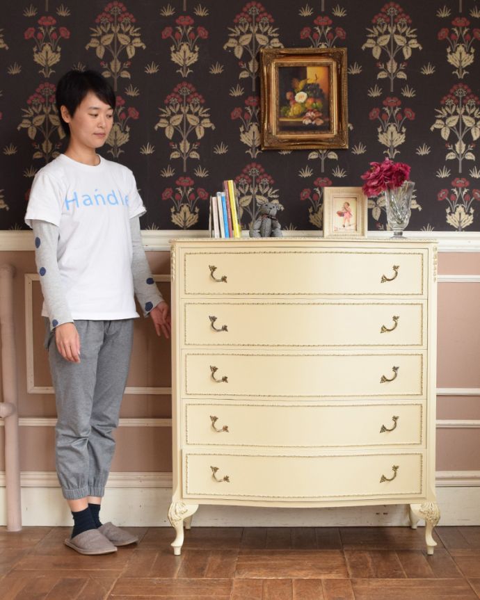 アンティークのチェスト　アンティーク家具　フレンチスタイルのチェストオブドローワー、ヨーロッパのアンティーク家具。華があって、ドールハウスにあるような可愛いデザイン。(d-1226-f)