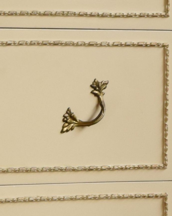 アンティークのチェスト　アンティーク家具　フレンチスタイルのチェストオブドローワー、ヨーロッパのアンティーク家具。引き出しの取っ手は蔦のような凝ったデザイン。(d-1226-f)