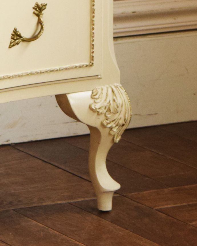 アンティークのチェスト　アンティーク家具　フレンチスタイルのチェストオブドローワー、ヨーロッパのアンティーク家具。美しい飾りが入っている脚です。(d-1226-f)