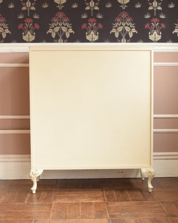 アンティークのチェスト　アンティーク家具　フレンチスタイルのチェストオブドローワー、ヨーロッパのアンティーク家具。アンティークは新品ではないので、もちろん経年変化によるキズはありますが、専門の職人が目立たないようキレイにお直しをしているので、後姿までキレイです。(d-1226-f)