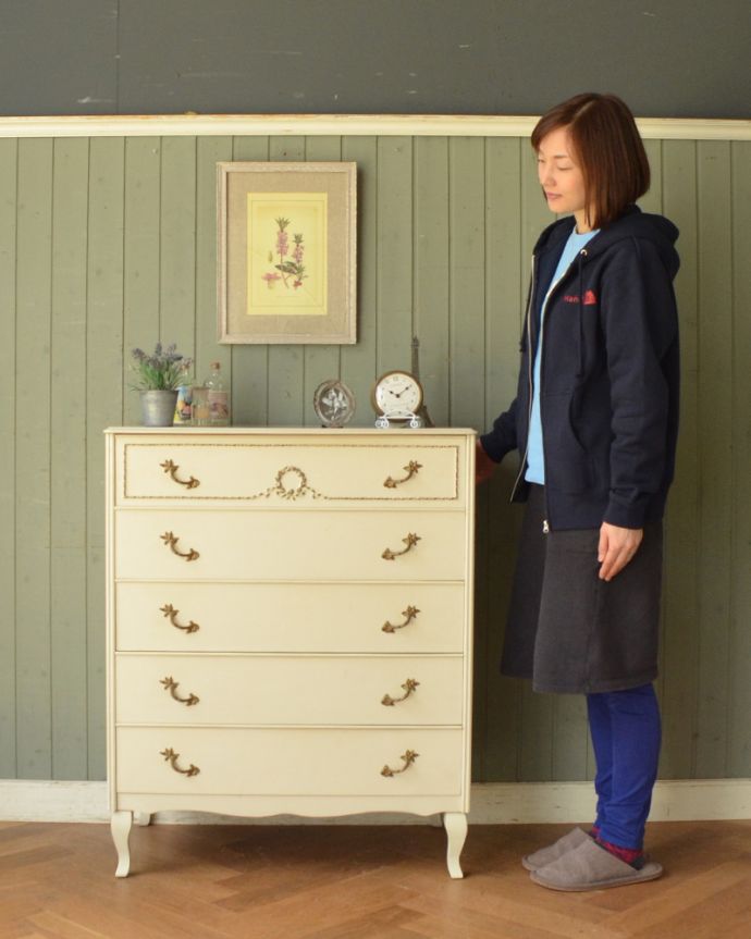 アンティークのチェスト アンティーク家具 フレンチテイストのアンティーク家具、可愛いペイントの5段チェストオブドローワー。華があって、ドールハウスにあるような可愛いデザイン。(d-1227-f)