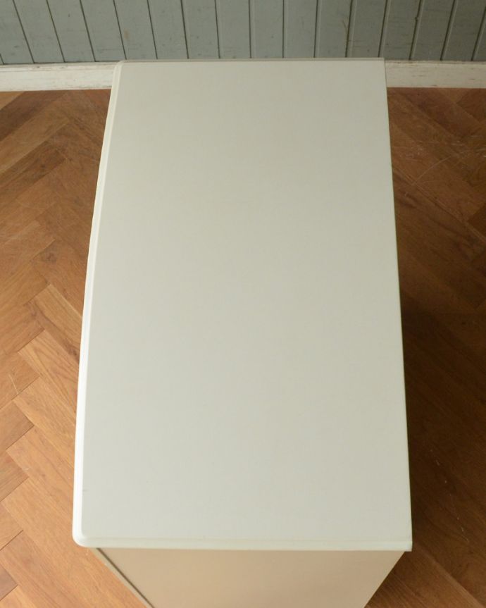 アンティークのチェスト アンティーク家具 フレンチテイストのアンティーク家具、可愛いペイントの5段チェストオブドローワー。天板はピカピカです。(d-1227-f)