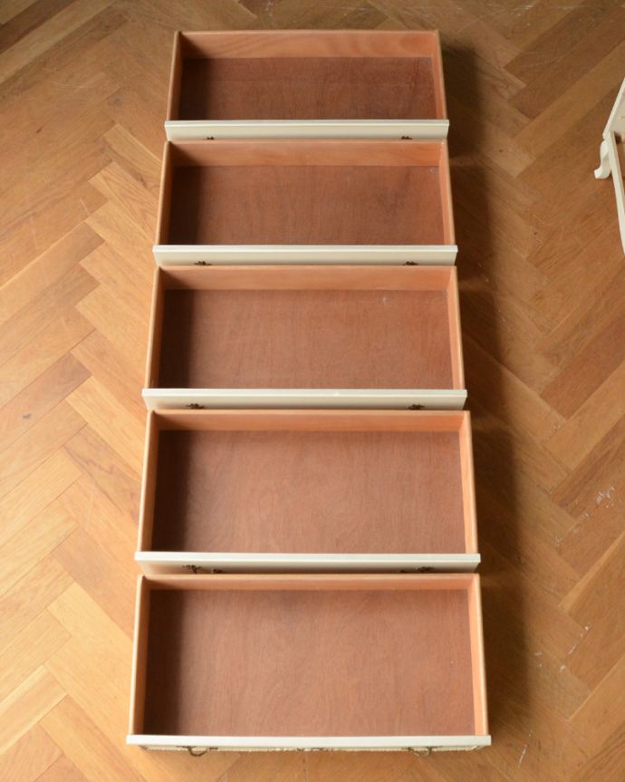 アンティークのチェスト アンティーク家具 フレンチテイストのアンティーク家具、可愛いペイントの5段チェストオブドローワー。引き出しは5杯。(d-1227-f)