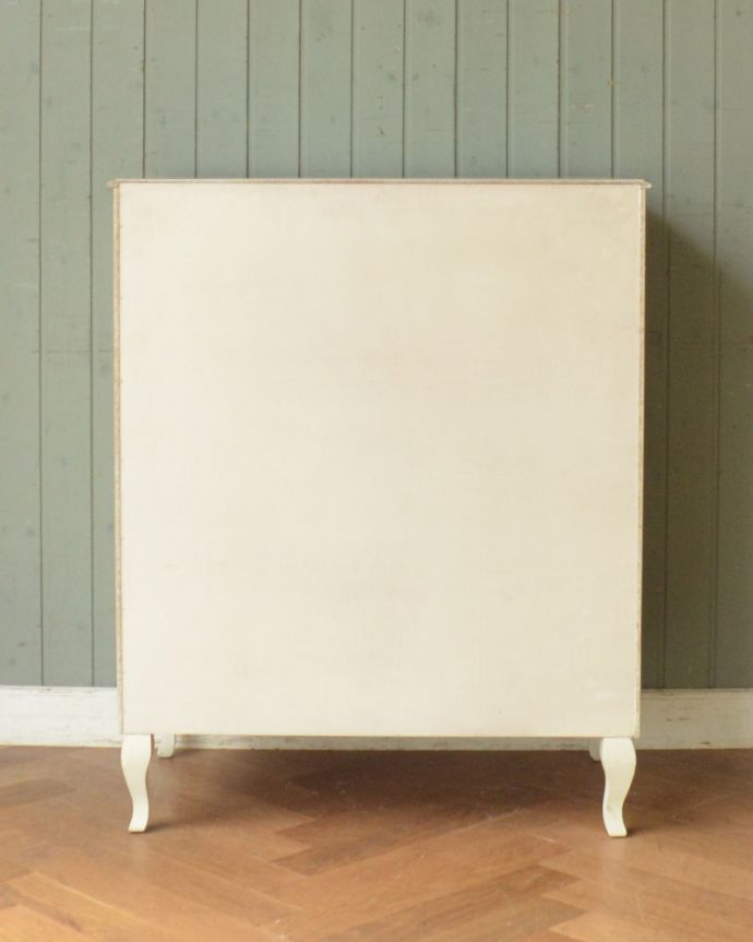 アンティークのチェスト アンティーク家具 フレンチテイストのアンティーク家具、可愛いペイントの5段チェストオブドローワー。アンティークは新品ではないので、もちろん経年変化によるキズはありますが、専門の職人が目立たないようキレイにお直しをしているので、後姿までキレイです。(d-1227-f)