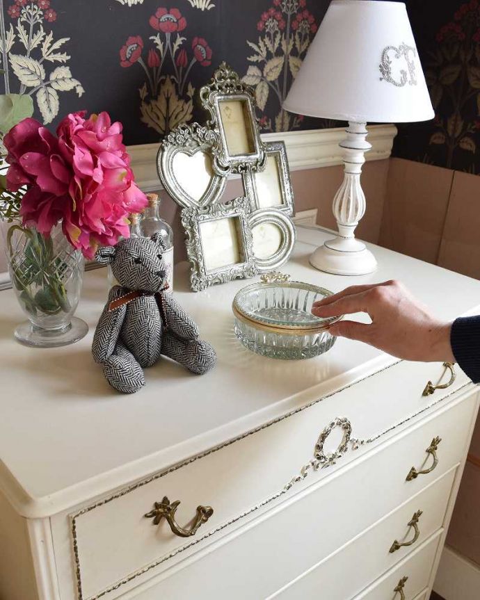 アンティークのチェスト アンティーク家具 フレンチテイストのアンティーク家具、可愛いペイントの5段チェストオブドローワー。何を飾ろうかな?上に何を置くかを考える時間も楽しい・・・毎日がなんだかちょっと楽しくなるチェストです。(d-1227-f)