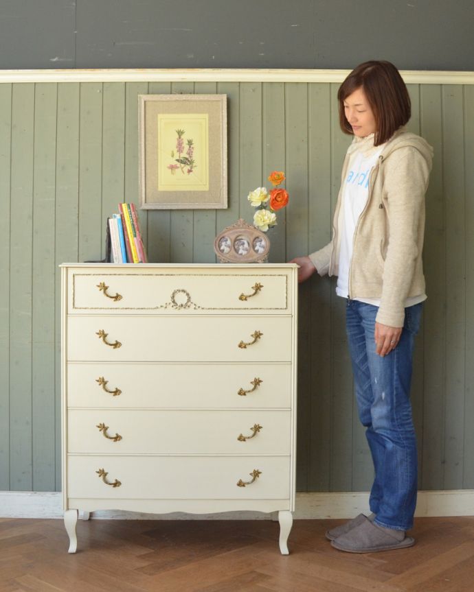 アンティークのチェスト　アンティーク家具　フランスのアンティーク家具、ドレッシーなチェストオブドローワー。華があって、ドールハウスにあるような可愛いデザイン。(d-1228-f)