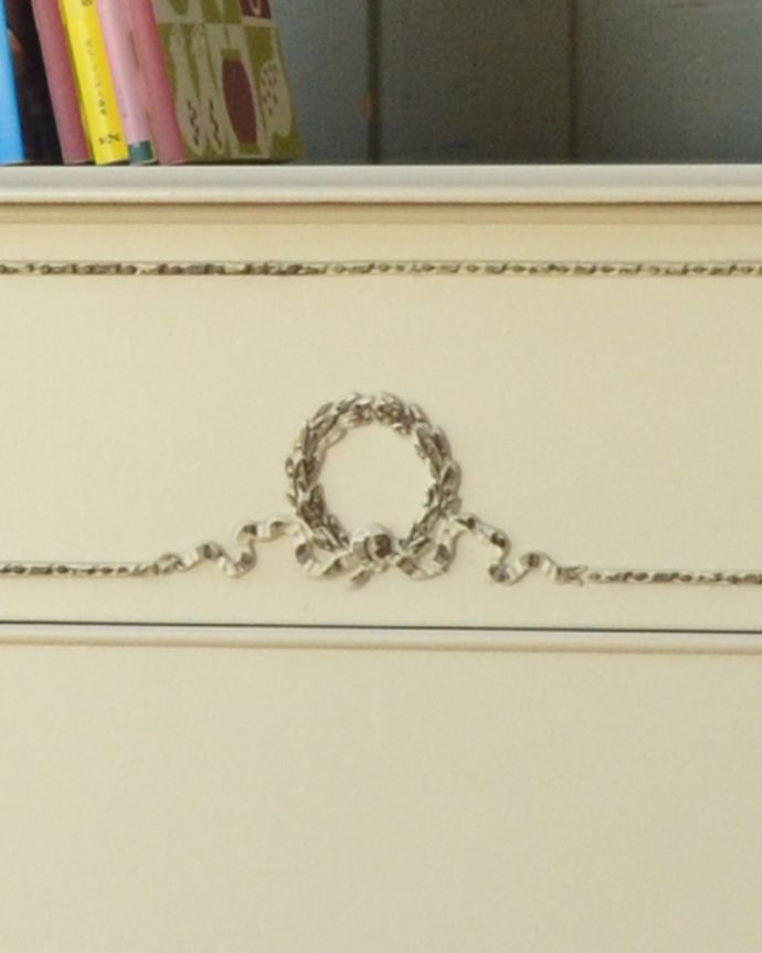 アンティークのチェスト　アンティーク家具　フランスのアンティーク家具、ドレッシーなチェストオブドローワー。リボンの可愛い装飾がアクセントになっています。(d-1228-f)