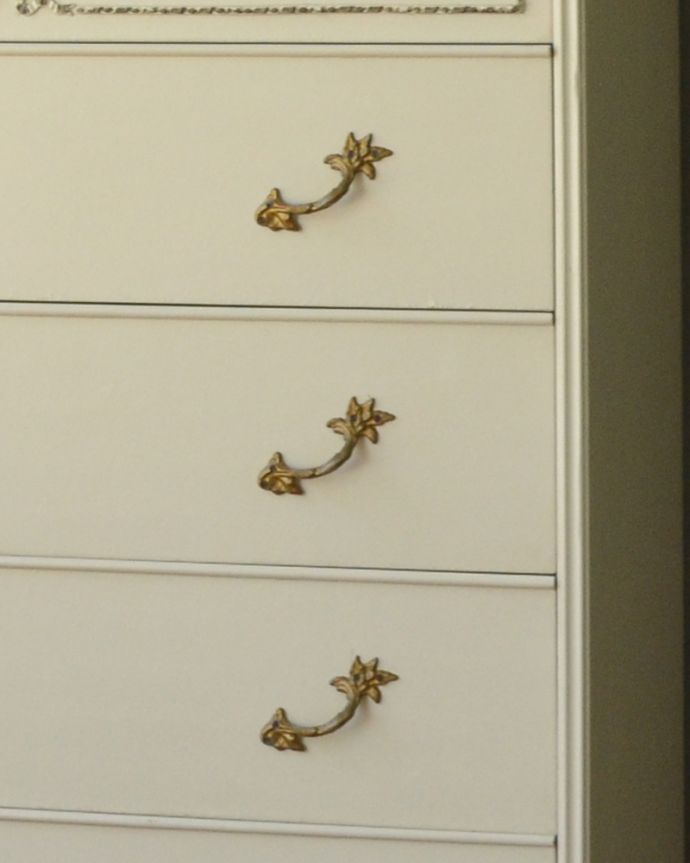 アンティークのチェスト　アンティーク家具　フランスのアンティーク家具、ドレッシーなチェストオブドローワー。引き出しの取っ手は蔦のような凝ったデザイン。(d-1228-f)