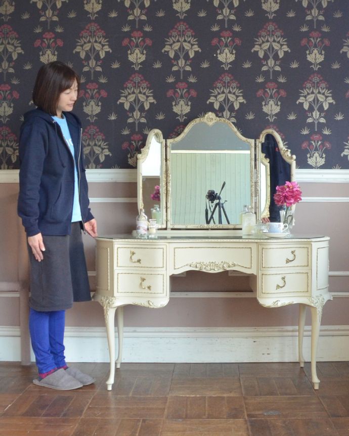 アンティークのドレッサー　アンティーク家具　アンティークのフレンチインテリア、白い三面鏡ドレッシングチェスト。華があって、ドールハウスにあるような可愛いデザイン。(d-1229-f)