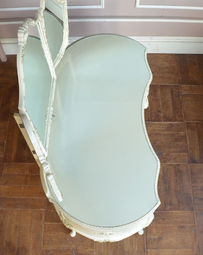 アンティークのドレッサー　アンティーク家具　アンティークのフレンチインテリア、白い三面鏡ドレッシングチェスト。天板もピカピカにお直ししました。(d-1229-f)