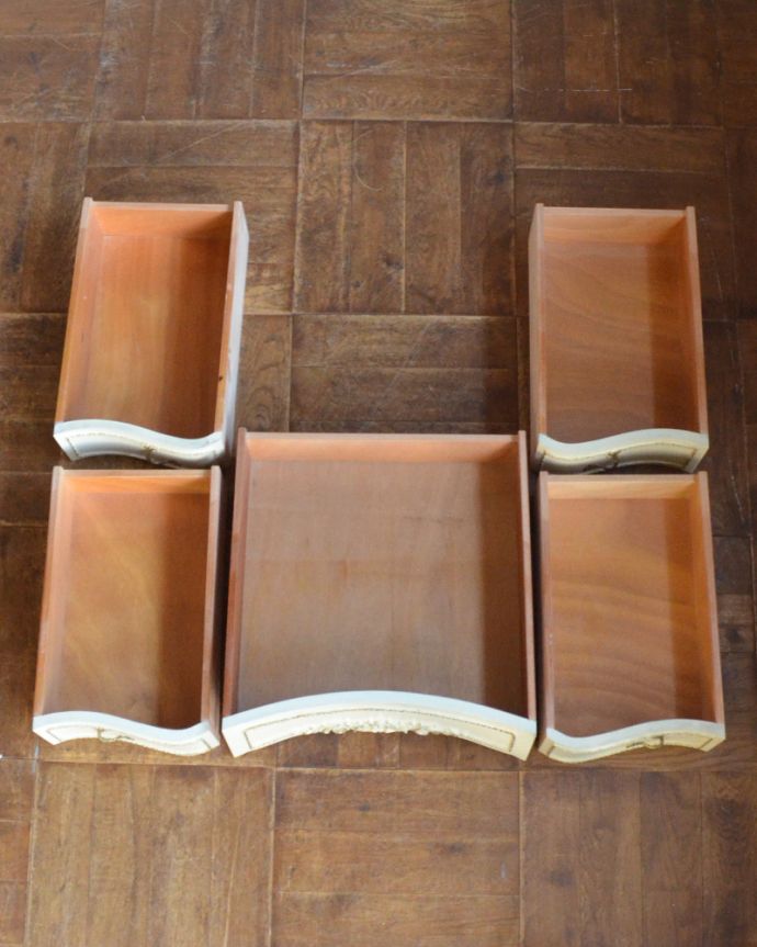 アンティークのドレッサー　アンティーク家具　アンティークのフレンチインテリア、白い三面鏡ドレッシングチェスト。引き出しは５杯です。(d-1229-f)