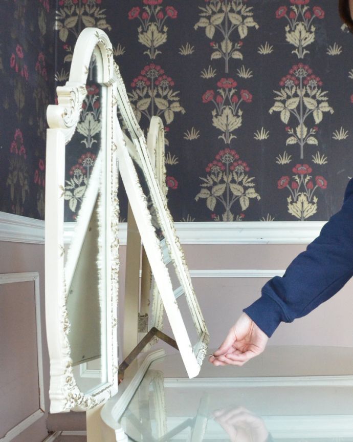 アンティークのドレッサー　アンティーク家具　アンティークのフレンチインテリア、白い三面鏡ドレッシングチェスト。中央の鏡のみ、多少の角度調整ができます。(d-1229-f)