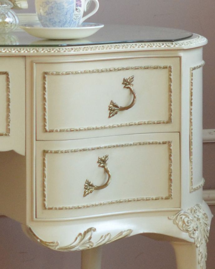 アンティークのドレッサー　アンティーク家具　アンティークのフレンチインテリア、白い三面鏡ドレッシングチェスト。引き出しの取っ手は蔦のような凝ったデザイン。(d-1229-f)