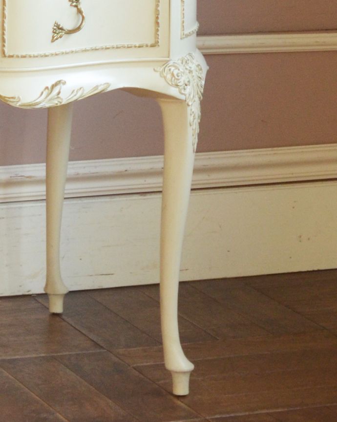 アンティークのドレッサー　アンティーク家具　アンティークのフレンチインテリア、白い三面鏡ドレッシングチェスト。華奢で女性らしい猫脚が外国風の雰囲気を作ってくれます。(d-1229-f)