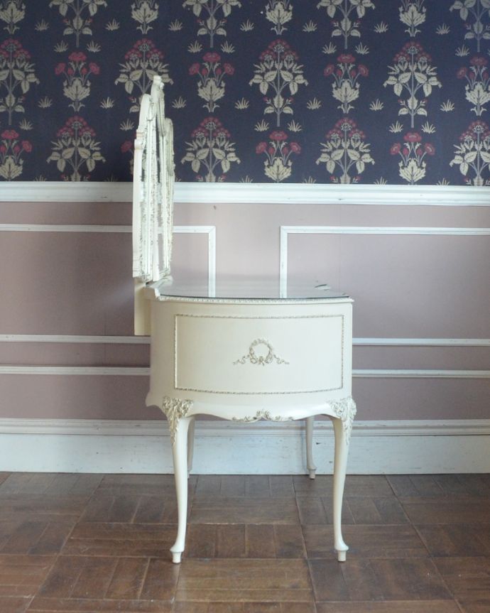 アンティークのドレッサー　アンティーク家具　アンティークのフレンチインテリア、白い三面鏡ドレッシングチェスト。サイドもポイントになる飾りが見えて絵になります。(d-1229-f)