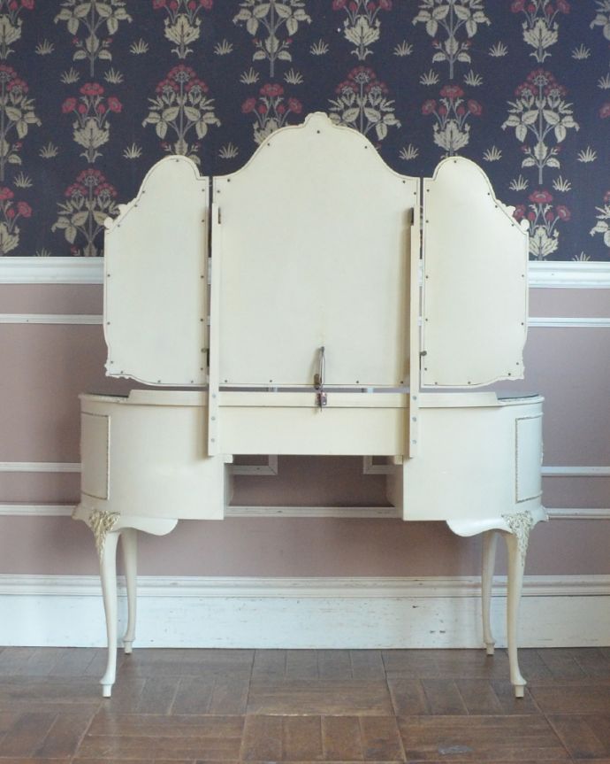 アンティークのドレッサー　アンティーク家具　アンティークのフレンチインテリア、白い三面鏡ドレッシングチェスト。アンティークは新品ではないので、もちろん経年変化によるキズはありますが、専門の職人が目立たないようキレイにお直しをしているので、後姿までキレイです。(d-1229-f)